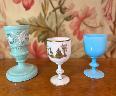 trois tasses posées côte à côte sur une table
