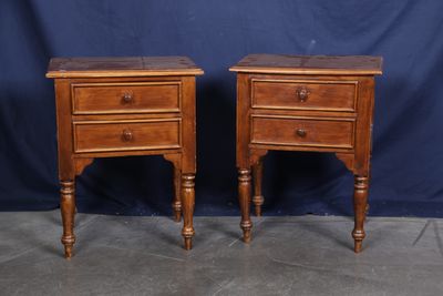 paire de tables de chevet anciennes avec plateau en marbre et pieds tournés