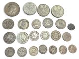 un assortiment de pièces de monnaie en argent et en argent sur une surface blanche