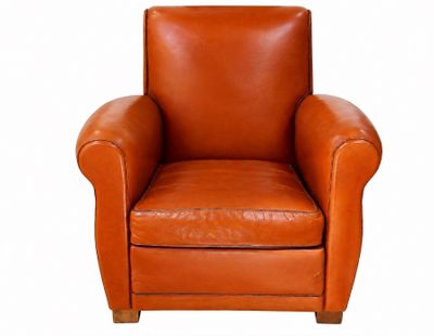 un fauteuil en cuir marron posé sur une surface blanche