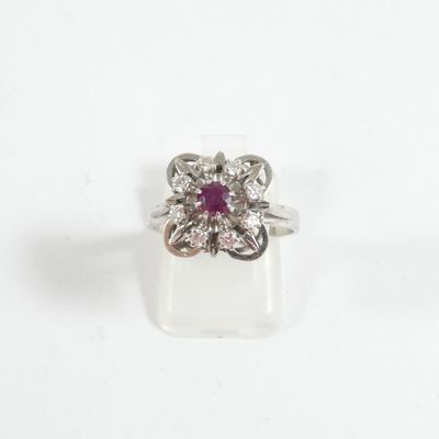 Gros plan sur une bague ornée d'une fleur
