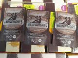 trois paquets de nourriture crue pour chien posés sur une table