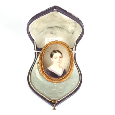 la photo d'une femme en robe violette, dans une vitrine