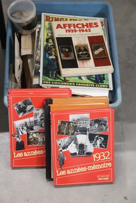Plusieurs livres se trouvent dans un panier bleu posé sur une table