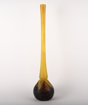 vase jaune et noir sur fond blanc, avec un fond blanc