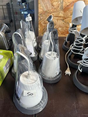 une table sur laquelle sont posés différents objets