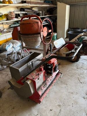 une machine posée à même le sol dans un garage