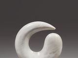 une sculpture en marbre blanc représentant un oiseau, posée sur un socle en marbre
