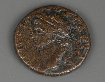 gros plan d'une pièce de monnaie sur une table à fond blanc