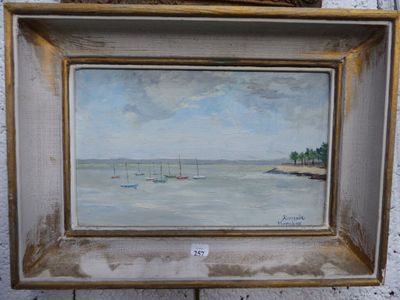 une peinture à l'huile représentant des voiliers sur l'eau, dans un cadre en bois