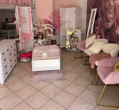 un salon avec beaucoup de meubles et de fleurs