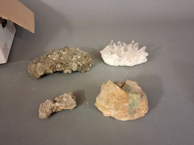 cinq types de roches différents posés sur une table