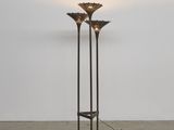 une paire de lampadaires en forme de fleur
