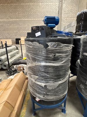 de nombreux rouleaux de plastique enroulés autour d'une grande machine
