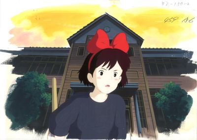 une image représentant une femme avec un nœud rouge, debout devant une maison