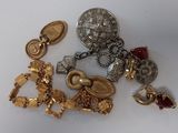 de nombreux bijoux différents posés sur une surface blanche
