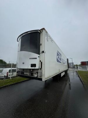 un camion qui roule sur la route sous la pluie