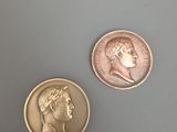 Deux types de pièces différents sont posés sur une table.