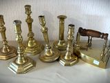 un grand nombre de bougies posées sur une table