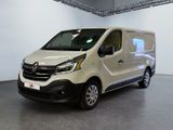 La camionnette blanche est garée à l'intérieur d'une grande pièce blanche.
