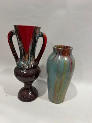 deux vases posés l'un à côté de l'autre sur une surface blanche