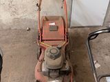 une tondeuse à gazon qui se trouve dans le garage
