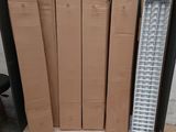 plusieurs cartons empilés les uns sur les autres par terre