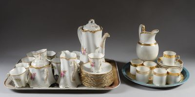 deux plateaux avec des tasses et des soucoupes, ainsi qu'un plateau avec une théière