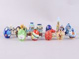 un ensemble de figurines miniatures de différentes couleurs et tailles