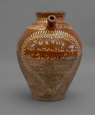 une image représentant un vase marron sur lequel figure une inscription