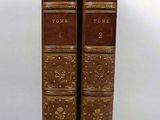 paire de livres anciens reliés en cuir sur fond blanc, avec un fond blanc