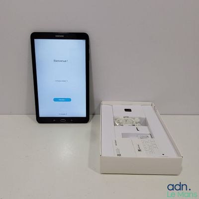 un téléphone posé sur une table à côté d'une boîte