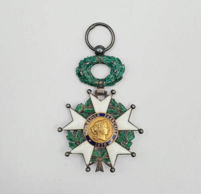 gros plan d'une médaille sur une surface blanche
