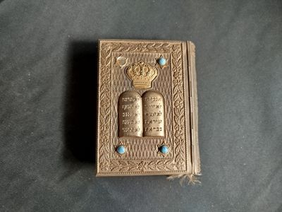 un vieux livre surmonté d'une couronne