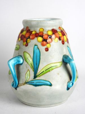 un vase blanc orné d'un motif coloré