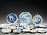 de nombreuses assiettes et bols bleus et blancs sur la table