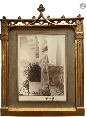 une vieille photo d'un homme debout devant un immeuble