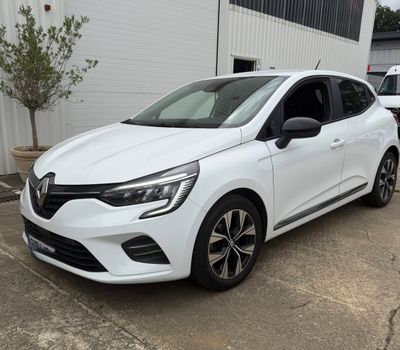 une voiture blanche garée devant un immeuble blanc