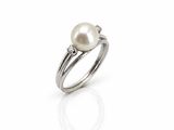 bague en perles blanches et diamants sur fond blanc