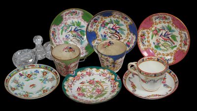 tout un tas d'assiettes et de tasses différentes sur la table