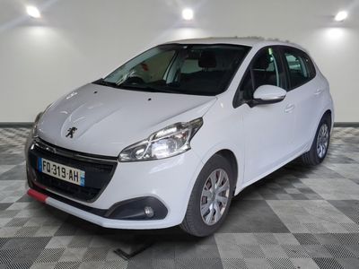 la petite voiture blanche est garée dans une grande pièce
