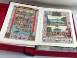 un livre ouvert posé dans une boîte rouge