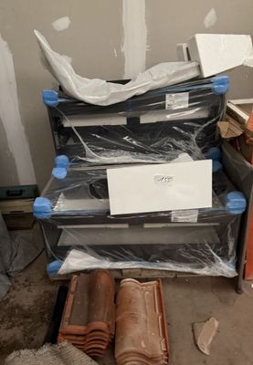 une pile de cartons posés par terre