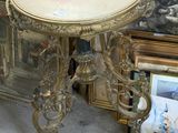 une table sur laquelle se trouve une horloge, dans une pièce