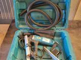 une caisse à outils bleue avec des outils sur une table