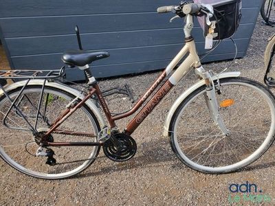 un vélo garé à côté d'un immeuble