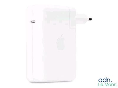 On voit ici un adaptateur secteur Apple auquel est branché le chargeur.