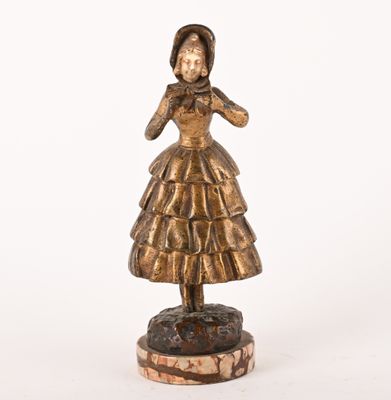 figurine en bronze représentant une femme en robe, posée sur un socle en marbre