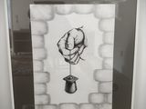 un dessin représentant une main tenant une fleur dans un vase