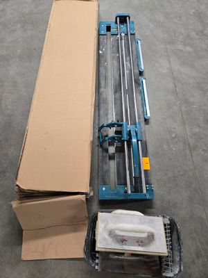 une machine posée par terre à côté d'un carton